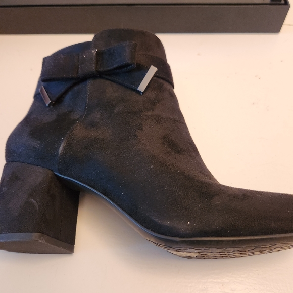 NEW KELLY & KATIE BLACK STRETCH VEGAN MICROSUEDE BOOTIES WITH BLACK BOWS - SZ 8 - Picture 6 of 10